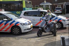 Scooterrijdster gewond door afslaande auto in Haarlem