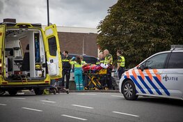 Hulp voor vrouw op brug op de Kruistochtstraat in Haarlem
