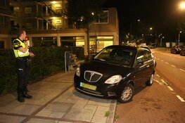 Automobiliste rijdt tegen geparkeerde auto en en gaat er vandoor