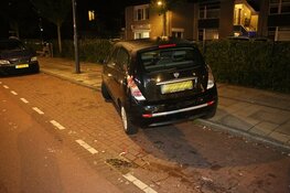 Automobiliste rijdt tegen geparkeerde auto en en gaat er vandoor