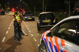 Automobiliste rijdt tegen geparkeerde auto en en gaat er vandoor