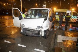 Twee gewonden bij botsing met lantaarnpaal in Haarlem