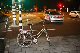 Fietsster gewond bij aanrijding met auto op Schipholweg