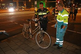 Fietsster gewond bij aanrijding met auto op Schipholweg
