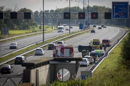 Auto op z&#39;n kant bij ongeval A9 na Wijkertunnel