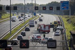 Auto op z&#39;n kant bij ongeval A9 na Wijkertunnel
