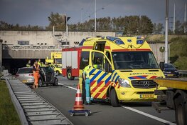 Auto op z&#39;n kant bij ongeval A9 na Wijkertunnel