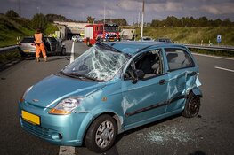 Auto op z&#39;n kant bij ongeval A9 na Wijkertunnel