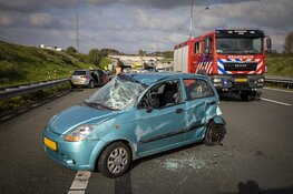 Auto op z&#39;n kant bij ongeval A9 na Wijkertunnel