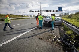Auto op z&#39;n kant bij ongeval A9 na Wijkertunnel