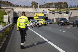 Auto op z&#39;n kant bij ongeval A9 na Wijkertunnel