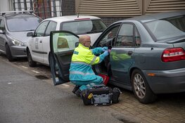 Automobilist botst tegen geparkeerde auto's, rijbewijs ingenomen