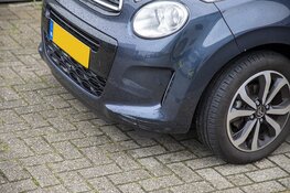 Automobilist botst tegen geparkeerde auto's, rijbewijs ingenomen