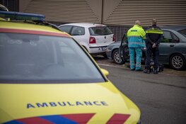 Automobilist botst tegen geparkeerde auto's, rijbewijs ingenomen