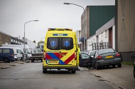 Automobilist botst tegen geparkeerde auto's, rijbewijs ingenomen