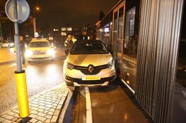 Lijnbus en auto in aanrijding