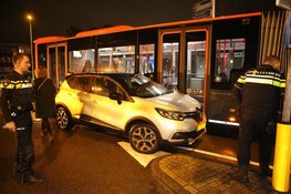 Lijnbus en auto in aanrijding
