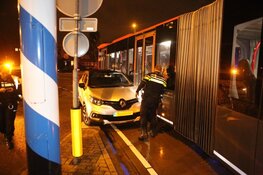 Lijnbus en auto in aanrijding