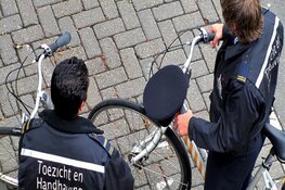 Studenten Nova College doen veiligheidscheck Haarlemse ondernemers