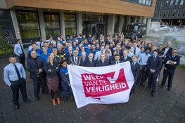 Studenten Nova College doen veiligheidscheck Haarlemse winkeliers