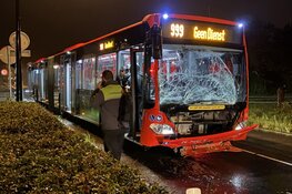 Bestelauto vol met flessen lachgas geramd door R-Net bus