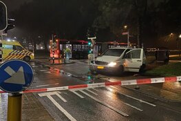 Bestelauto vol met flessen lachgas geramd door R-Net bus