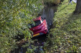 Auto in de sloot langs de Noord Schalkwijkerweg