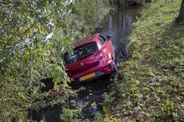 Auto in de sloot langs de Noord Schalkwijkerweg