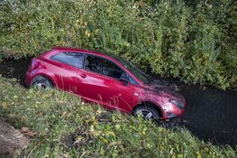 Auto in de sloot langs de Noord Schalkwijkerweg