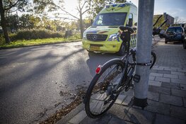 Fietser mist tanden na botsing tegen stilstaande auto