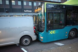 Stadsbus rijdt achterop bedrijfsbus in Haarlem