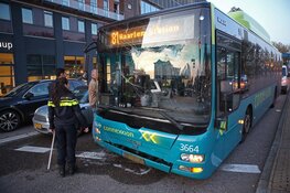 Stadsbus rijdt achterop bedrijfsbus in Haarlem