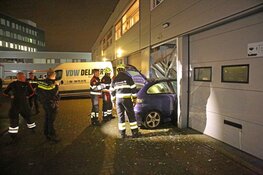 Auto rijdt bedrijfspand binnen in Waarderpolder