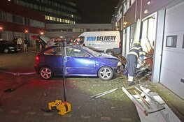 Auto rijdt bedrijfspand binnen in Waarderpolder