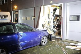 Auto rijdt bedrijfspand binnen in Waarderpolder