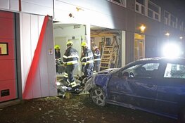 Auto rijdt bedrijfspand binnen in Waarderpolder