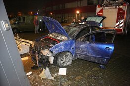 Auto rijdt bedrijfspand binnen in Waarderpolder