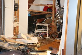 Auto rijdt bedrijfspand binnen in Waarderpolder