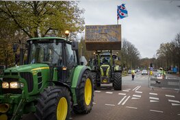 Boeren protesteren voor provinciehuis Noord Holland