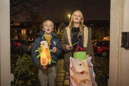 Kinderen zingen voor snoep met Sint Maarten in Haarlem