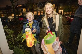 Kinderen zingen voor snoep met Sint Maarten in Haarlem