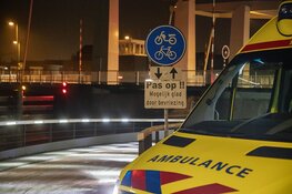 Scooterrijder door gladheid gewond bij de Buitenrustbrug in Haarlem