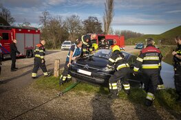 Belgische automobiliste met auto bijna te water
