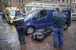 Scooter botst op bedrijfsbus