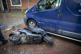 Scooter botst op bedrijfsbus