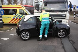Kinderen naar ziekenhuis na aanrijding met vrachtwagen