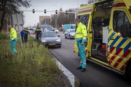 Busje botst achterop op Porsche