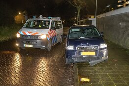 Auto tegen boom in de Venkelstraat in Haarlem