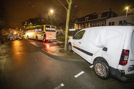 Automobilist vlucht na botsing met Connexxion bus in Haarlem