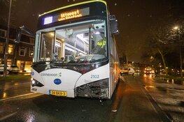 Automobilist vlucht na botsing met Connexxion bus in Haarlem